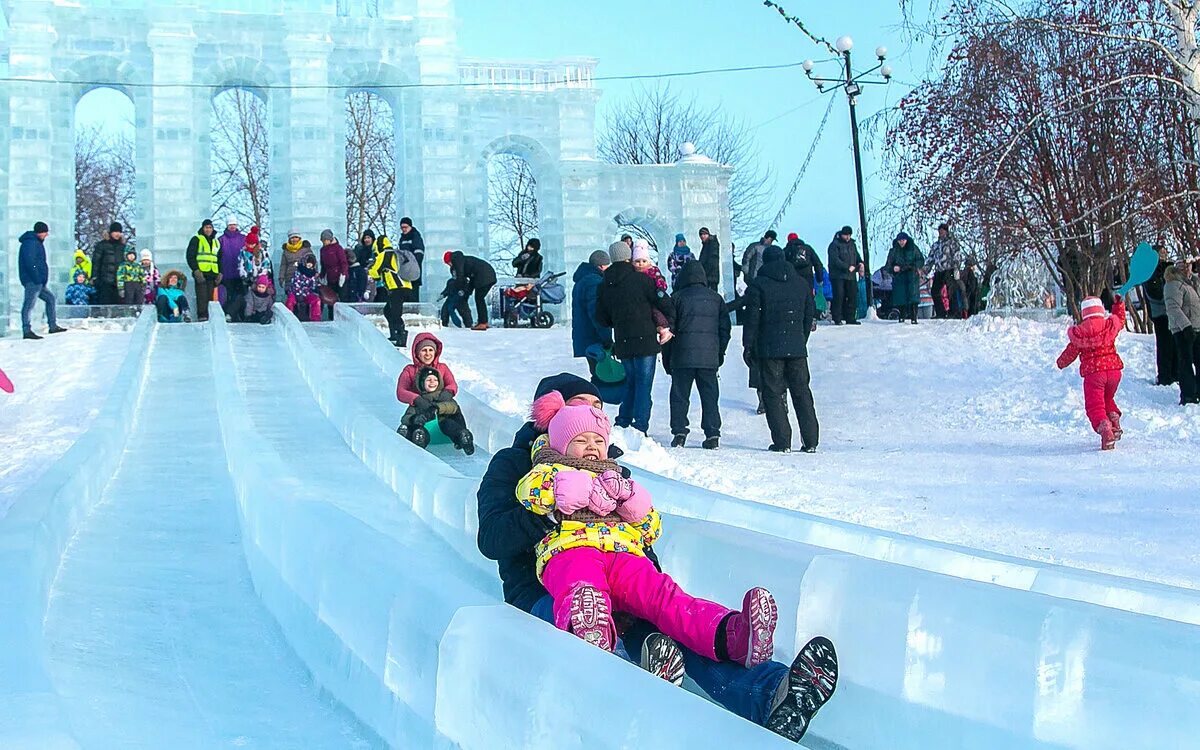 Куда сходить с детьми в новосибирске зимой. Ледовый городок Новосибирск горка. Новосибирск горки Речной вокзал ледяные. Ледовый городок Новосибирск Речной вокзал. Горка на речном вокзале Новосибирск 2021 год.