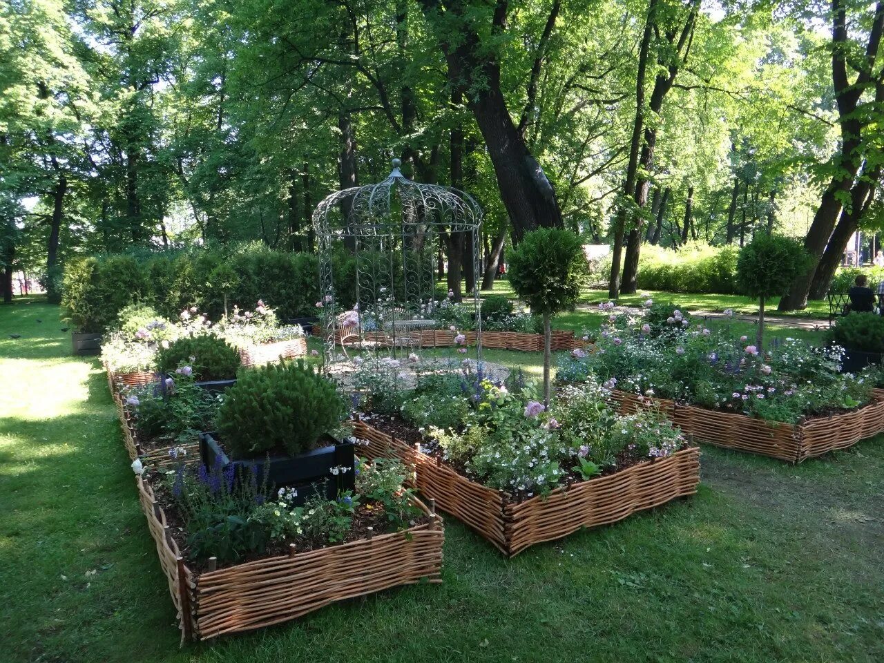 прекрасен сад михайловского с его зеленым ковром. русский музей михайловский сад. михайловский сад санкт-петербург. прекрасен сад михайловского с его зеленым ковром. хелен парк+ ландшафт.