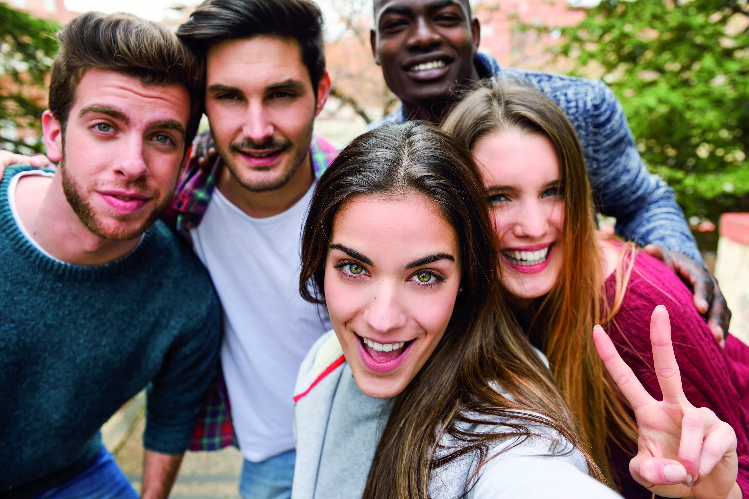 A group of students is. Группа людей. Молодая группа людей. Несколько человек. Фотосессия группы людей.