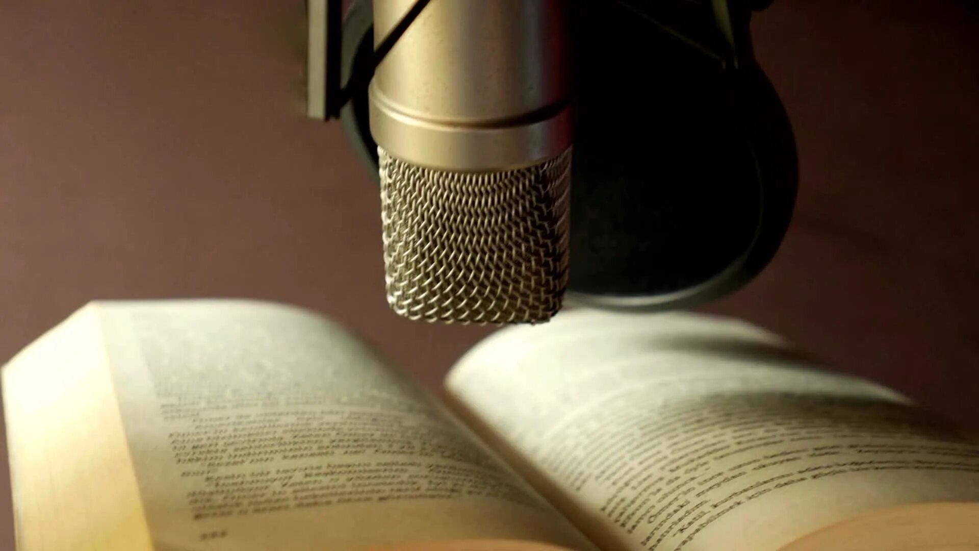 Аудиокниги эстетика. Наушники в библиотеке. Книга и наушники. Аудиокниги наушники. Наушники с микрофоном.