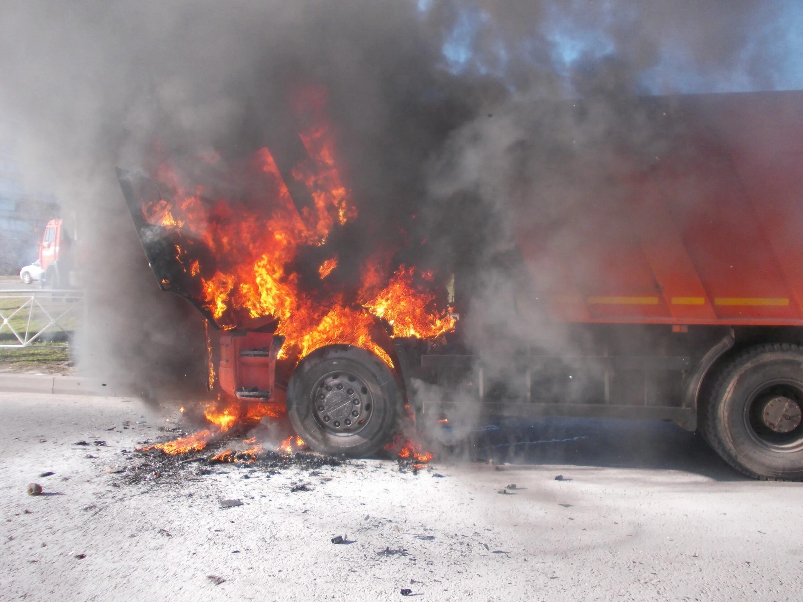 КАМАЗ 6520 авария. КАМАЗ 65115 после возгорание.