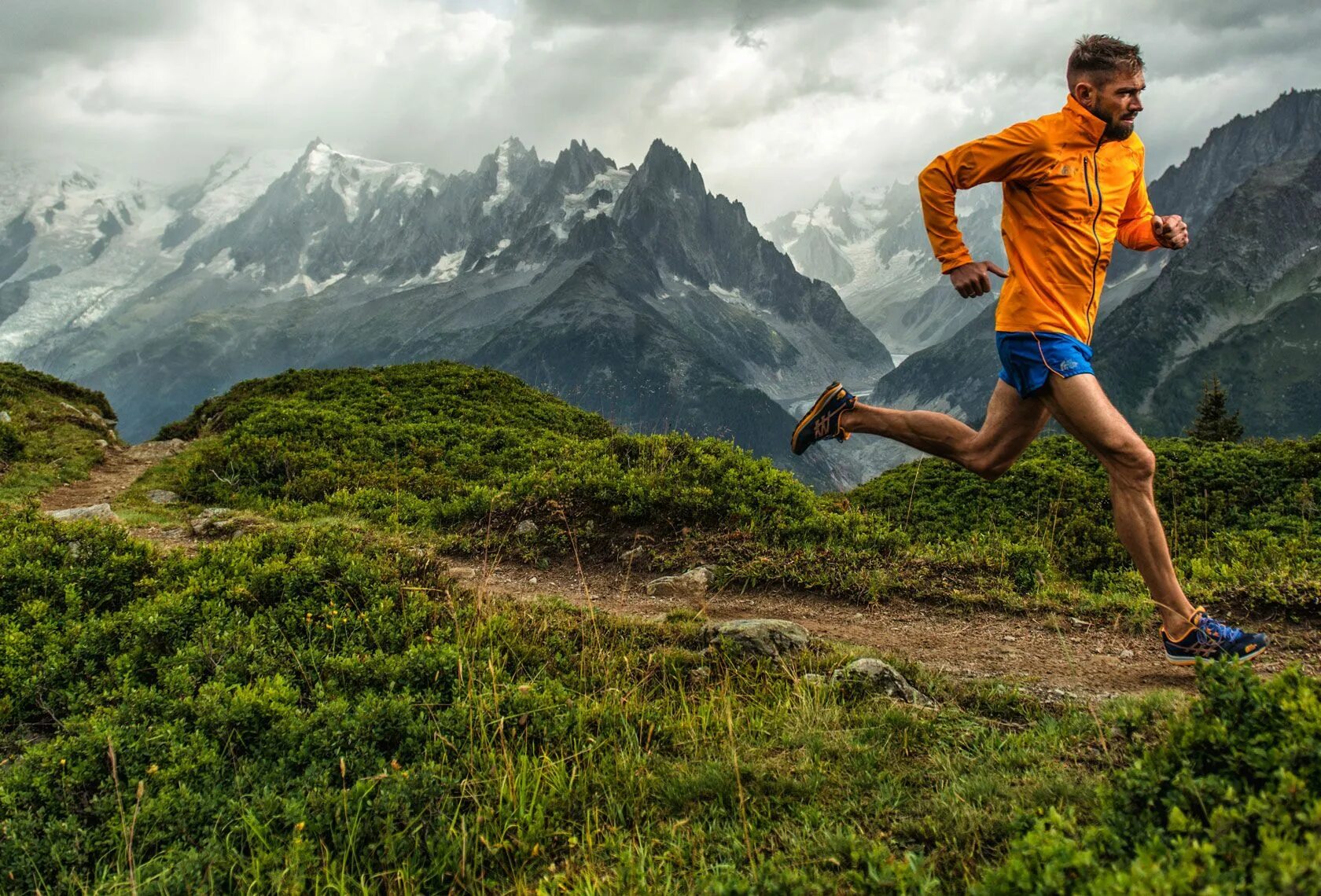 Running stone. Трейл раннинг. Бег в горах. Бег по пересеченной местности. Спортсмен в горах.