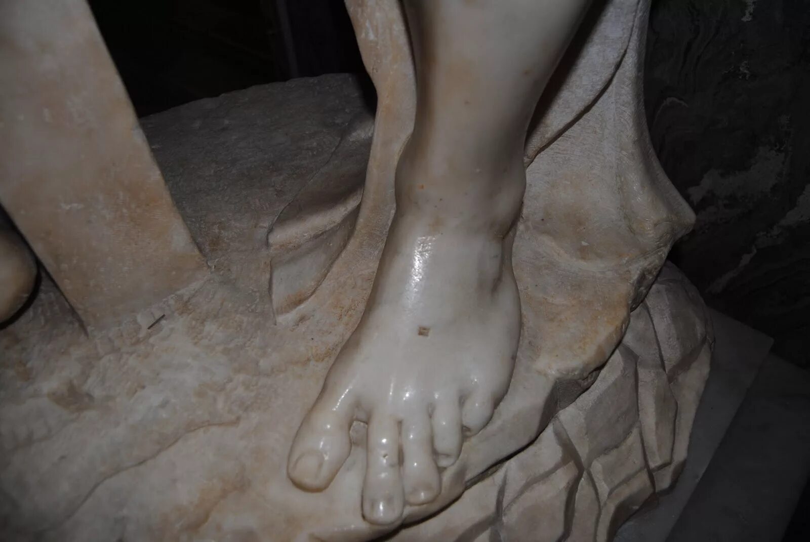 Нога статуя. Ступня скульптура. Ноги статуи. Статуя ступня. Античные скульптуры стопы.