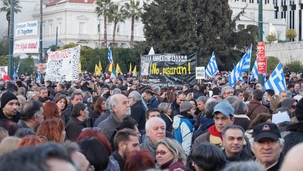 Поддержи грецию. Греки на митинге. Русские поддержали Грецию.