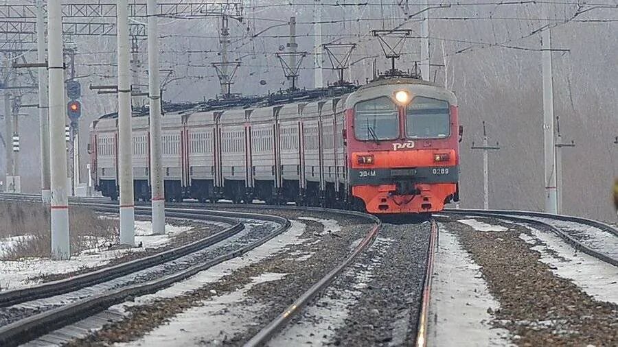 Под электропоезд. Электричка глазов. Киров железные дороги. Поезд глазов москва сегодня. Поезд глазов москва сегодня.