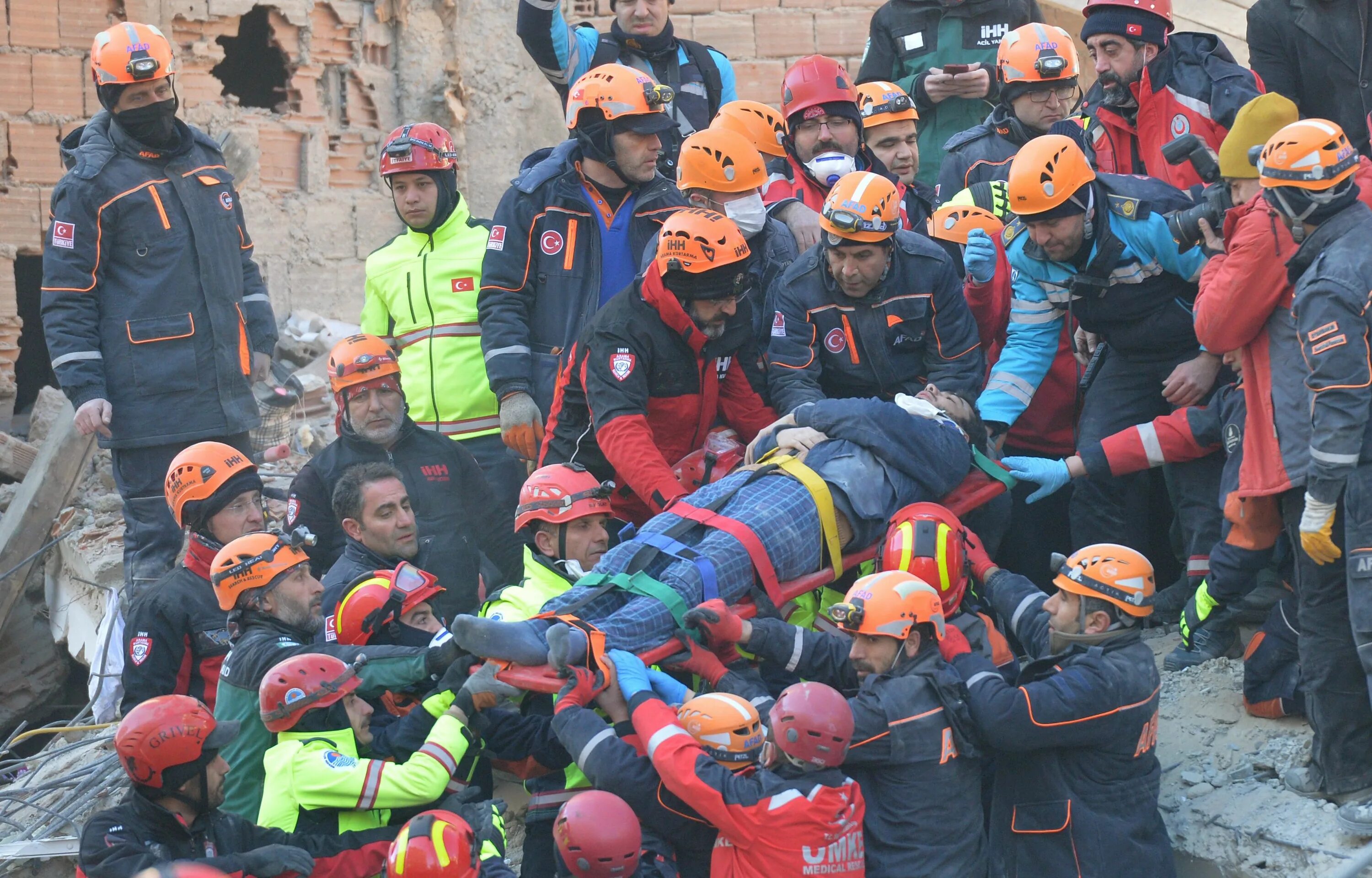 Землетрясение спасатели. Спасение людей из завалов.