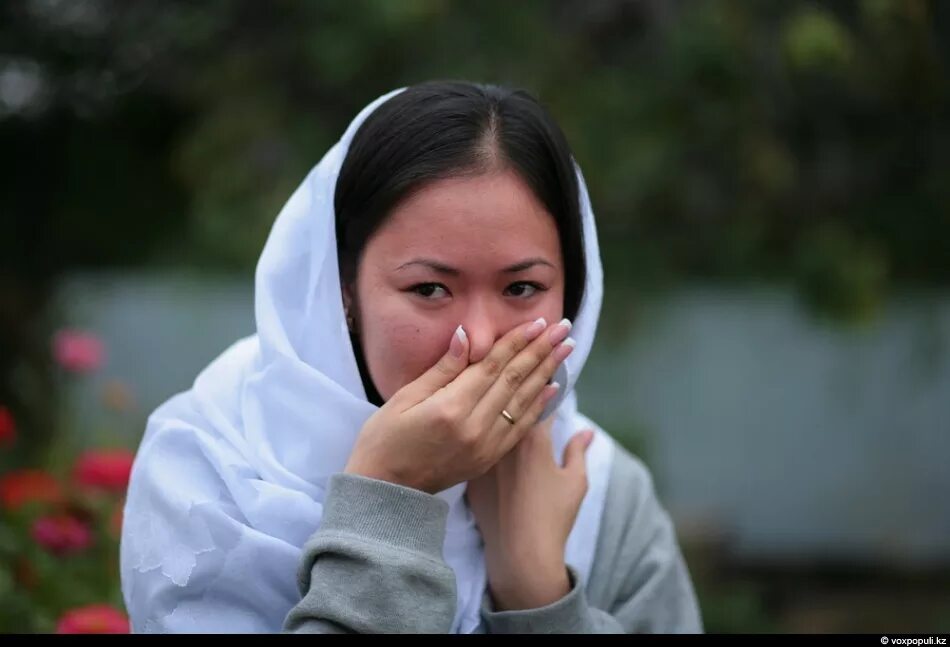 Казашка больно. Казашка плачет. Казахские женщины. Киргизские женщины. Плачущая казашка.