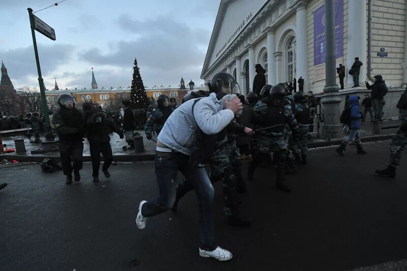 Русских бьют в москве