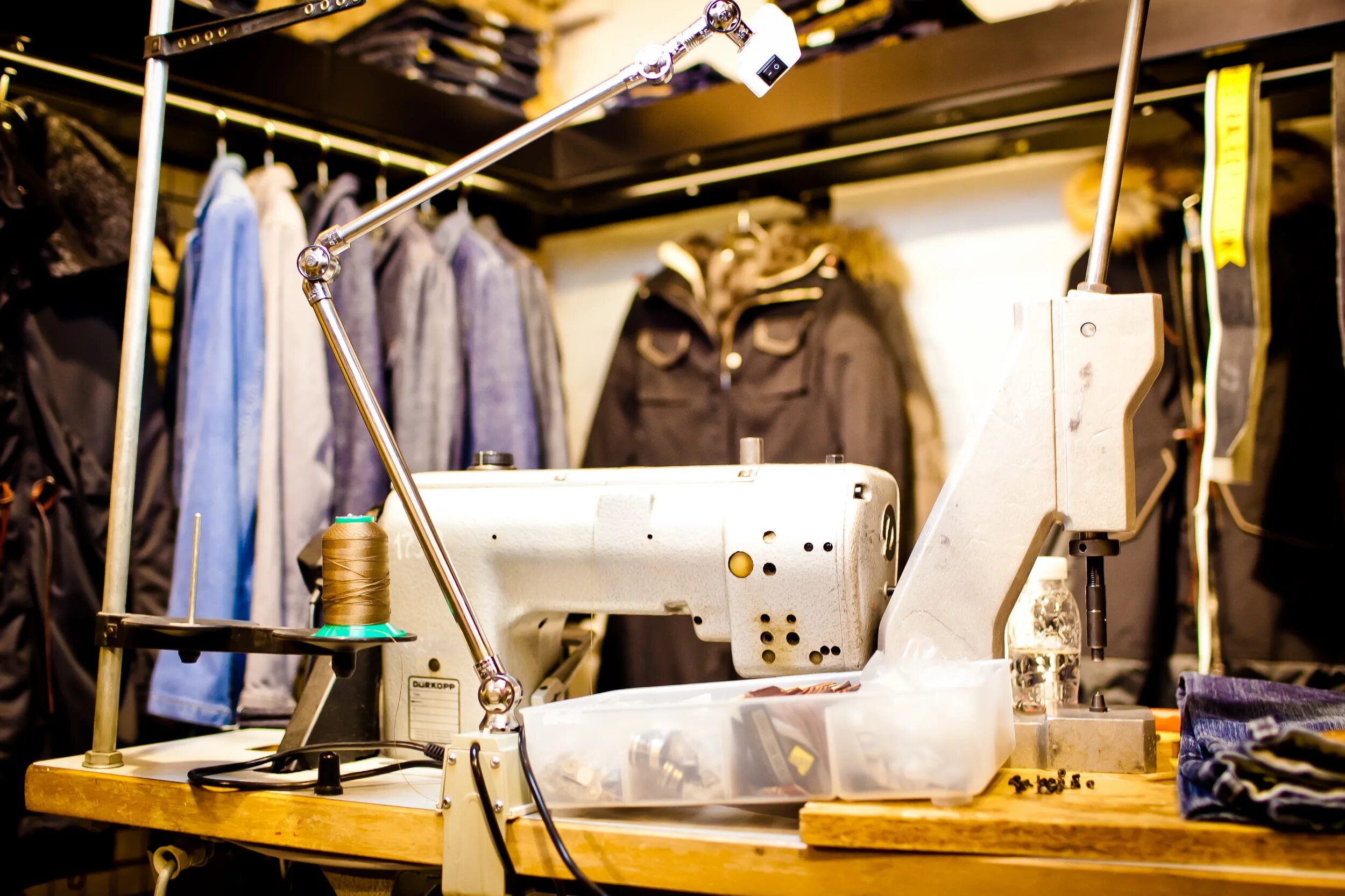 Grunge john orchestra. Гранж магазин. Магазин гранж. Магазин гранж. Магазин молодежной мужской одежды.