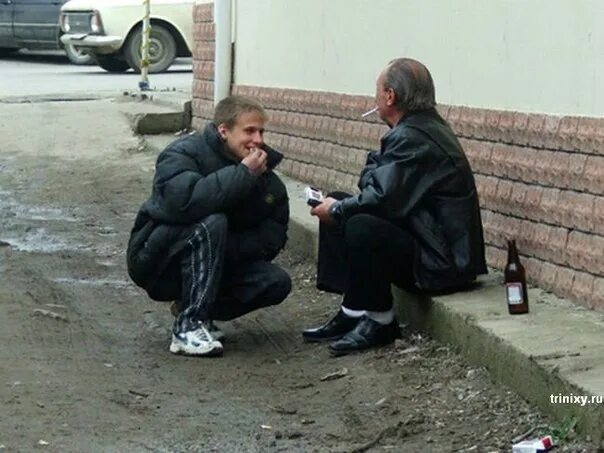 Бомж гопник. Гопота во дворе. Алкаш на корточках. Гопники в подъезде.