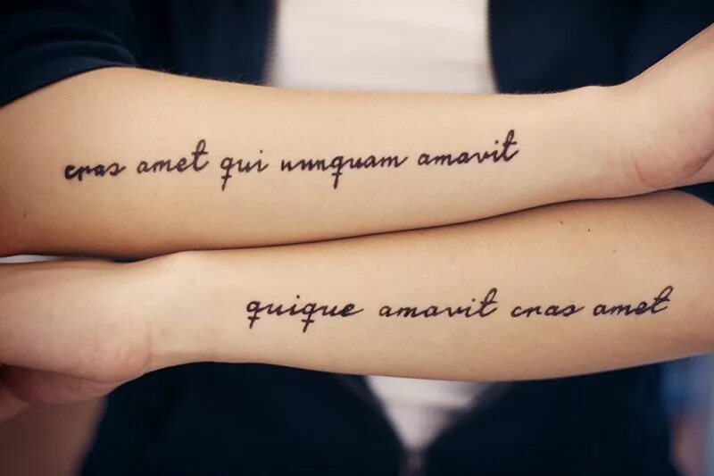 Надпись татуировка для девушек со смыслом. Татуировки надписи со смыслом. Надпись на руке. Татуировка надпись на руке. Тату хной надписи.