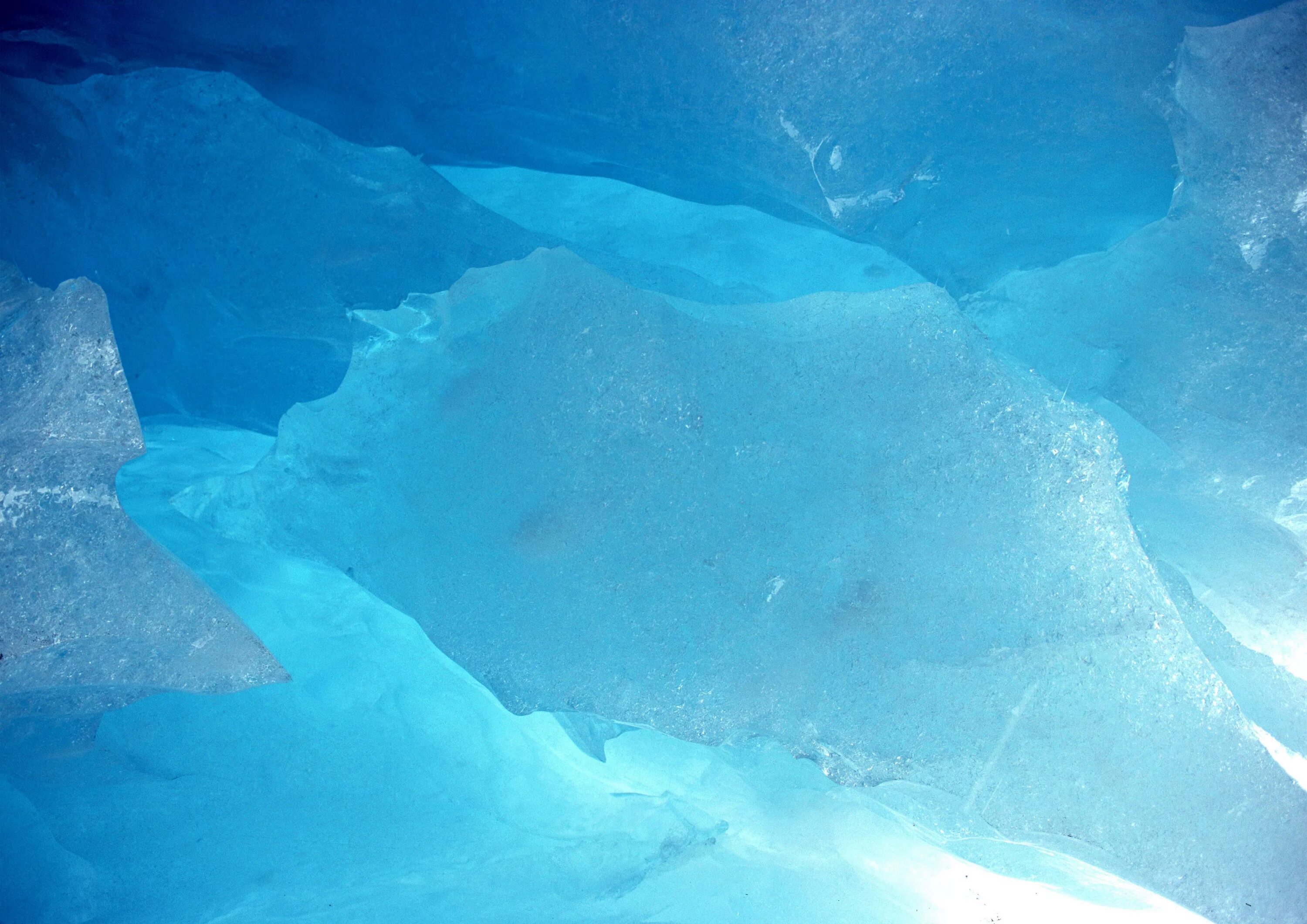 Вода выступила на поверхность льда. Ледяная поверхность. Лед. Текстура льда. Голубой лед.
