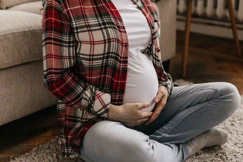 Рейтинг роддомов 2023. Фотосессия беременных в белой рубашке. Фотосессия беременной в джинсах и белой рубашке. Фотосессия беременной на диване. Фотосессии с беременными на диване.