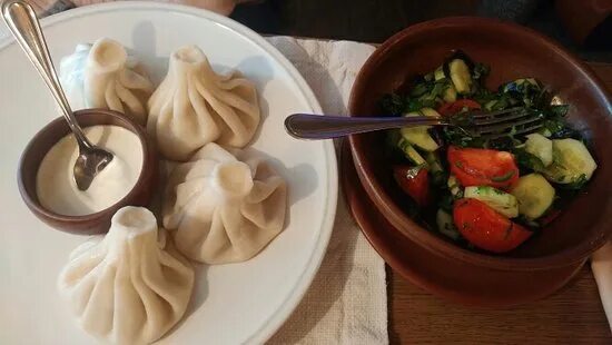 Поедание хинкали. Хинкал как правильно есть. Хинкал как правильно есть. Хинкали в руке. Поедание хинкали.