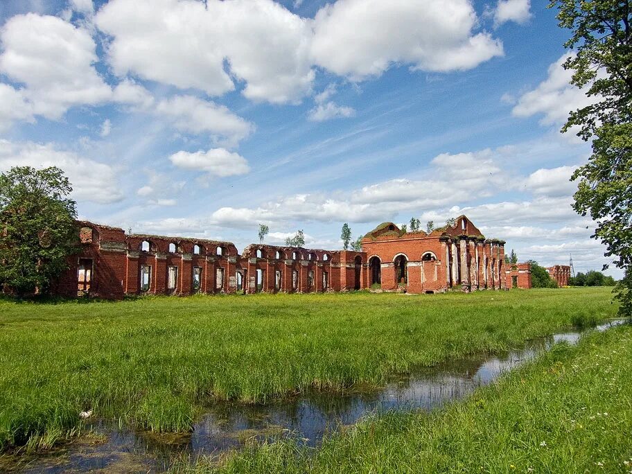 Аракчеевские казармы в Новгородской области. Аракчеевские казармы Селищи. Селищи (Чудовский район). Селищи Новгородская область казармы. Селищи новгородская область