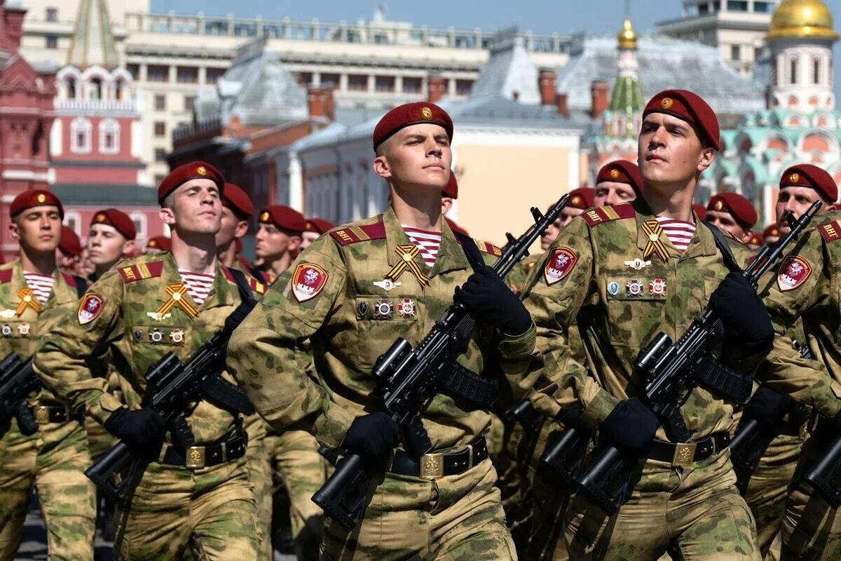 Парад победы солдаты. Войска национальной гвардии РФ. ВНГ РФ войска. Парадная форма спецназа ВВ МВД РФ. Войска национальной гвардии России.