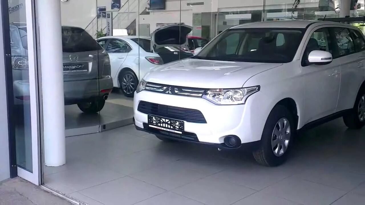 Аутлендер 3 года выпуска. Аутлендер 3 поколения 2013. Mitsubishi Outlander Rolf. Митсубиси Аутлендер 2013 Рестайлинг. Mitsubishi Outlander 3 поколение 1 Рестайлинг.