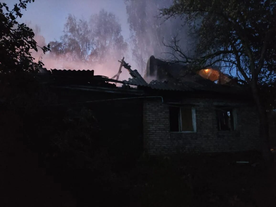 Пожар в казанском танковом. Сгорел дом в Казани. Сгоревший дом на улице Песочная. Пожар Татарстан вчера вечером. Пожар на дачах татар информ.