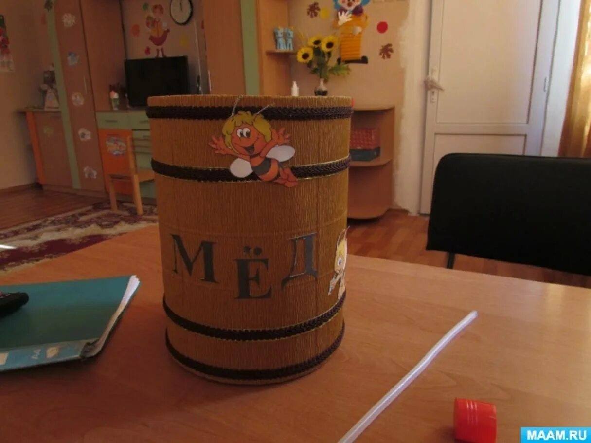 Из чего можно сделать бочонок. Украсить бочонок пива. Бочонок пива из конфет. Бочонок меда из картона. Бочка из картона.