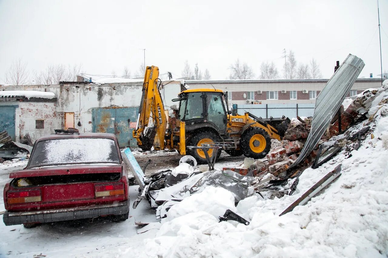 Снос дома в сургуте. Новый вокзал сургут. Киров план сноса ветхого жилья 2022 год. Сургут снос. Слом ветхого дома.
