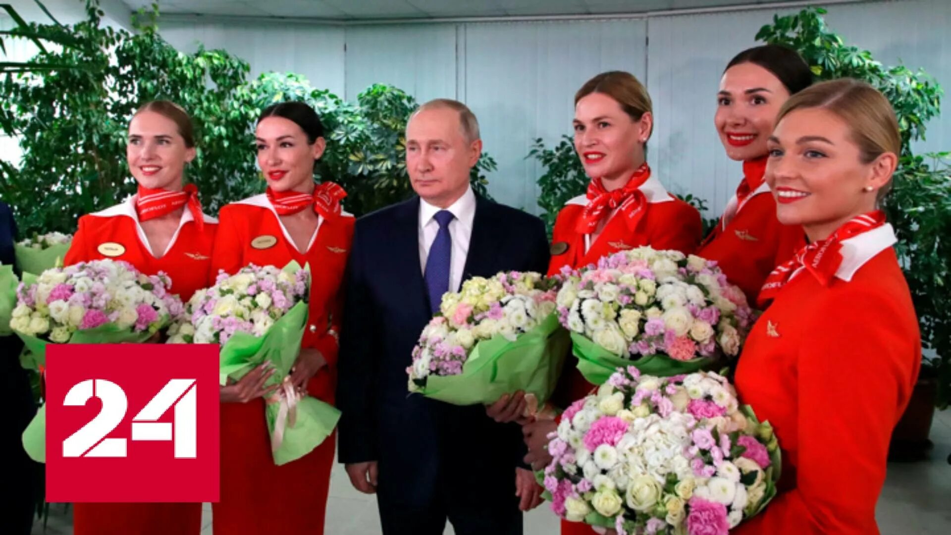 Женщина с видео с путиным. Женщина с видео с путиным. Блондинка рядом с путиным. Девушка рядом с путины. Встреча президента с матерями.