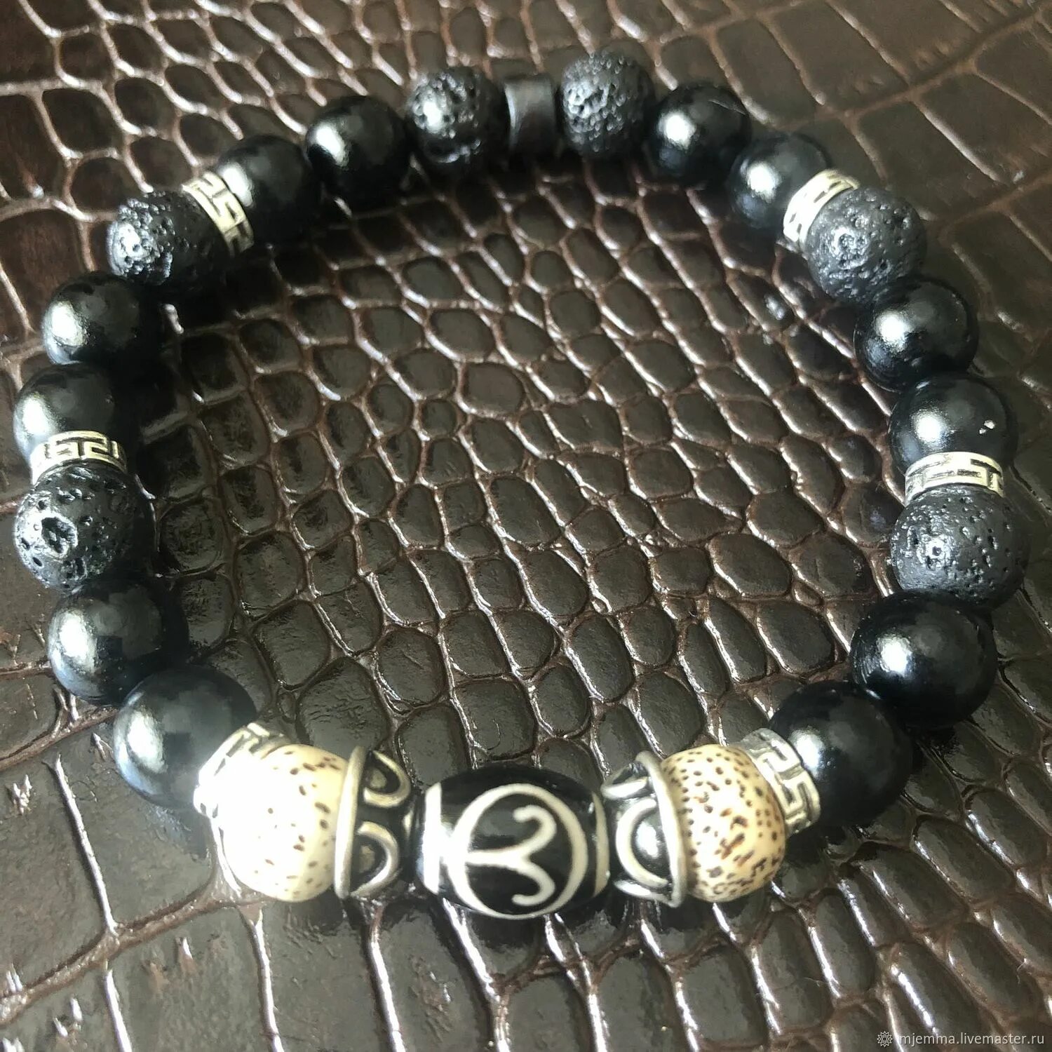 Скандинавские браслеты мужские овен. Браслет овен мужской. Кожаный браслет знаки зодиака. Ювелирное украшение amorem. Узел на браслете аморем.