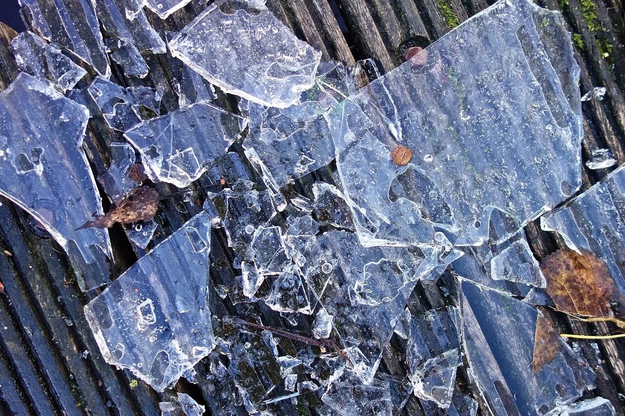 Ледяные осколки. Сломанный лед. Кусок разбитого стекла. Разбитый Кристалл.