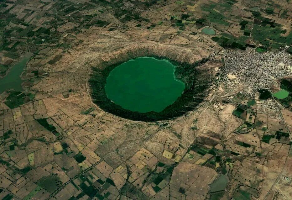Самый крупный кратер на земле. Озеро Лонар в Индии. Кратер Лонар в Индии. Лонар, Аурангабад, Индия. Юкатан кратер.