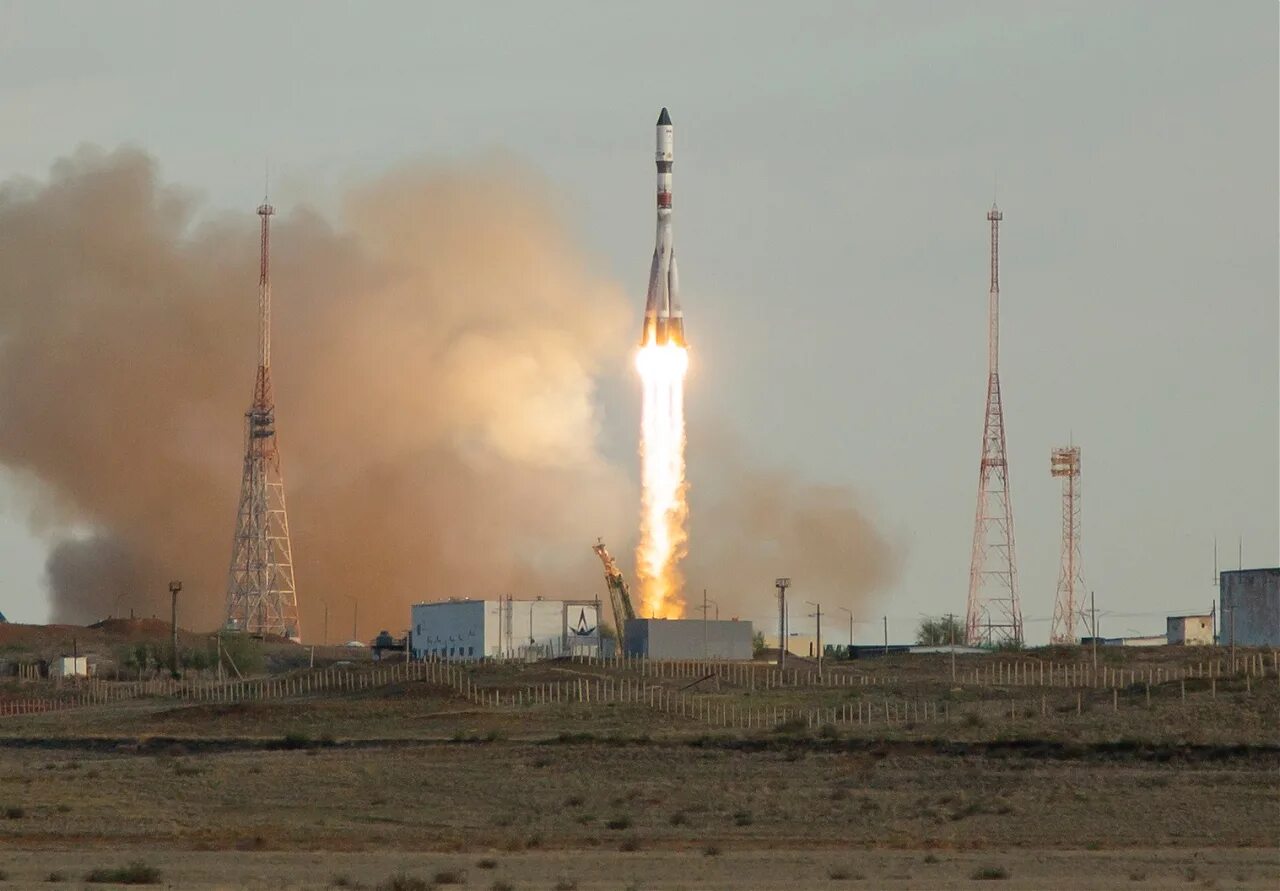 Запуск ракеты в казахстане. Космодром байконур старт ракеты союз. ракета союз-2.1а стартовала с космодрома байконур. космодром байконур старт ракеты союз-2.1а. ракета на космодроме байконур.