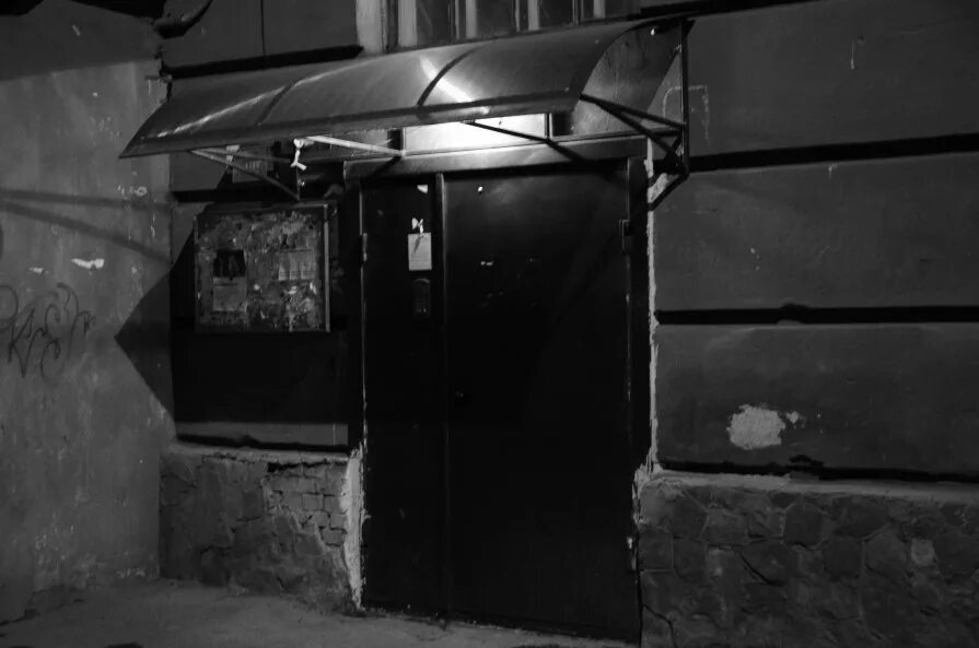 Подъезд с улицы ночью. Темный подъезд. Подъезд с улицы ночью. Лестница в подъезде ночью. Старая дверь.