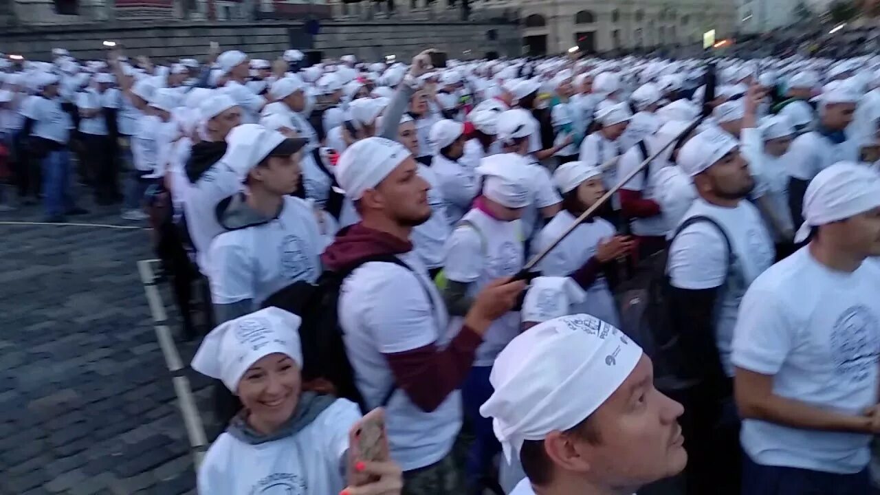 Москва рекорд гиннесса. Странные рекорды гиннесса. Канатоходец москва сити. Огромная пицца в москве. Хайлайн рекорд москва.