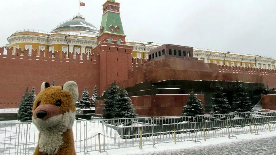 Ленин в мавзолее 2025. Тело ленина на красной площади. мавзолей ленина зима.