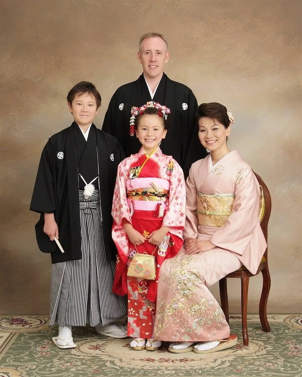 Японское жена и дочь. Япония семья в кимоно. Кимоно императора Японии. Русско японские семьи. Национальная одежда японцев.