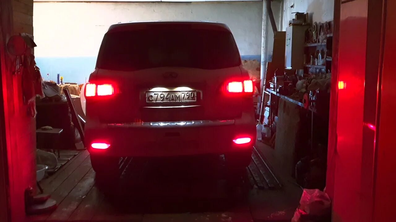 Как сделать свет заднего. Задние фонари фонари qx80. qx80 задние фонари. лампы в инфинити qx80 поворотные с диодным светом. infiniti qx56 сзади ночью.