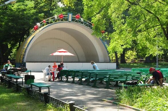 Городской парк Саратов сцена. Горпарк Ракушка Саратов. Саратов парк Победы сцена Ракушка. Парк Горького Саратов.