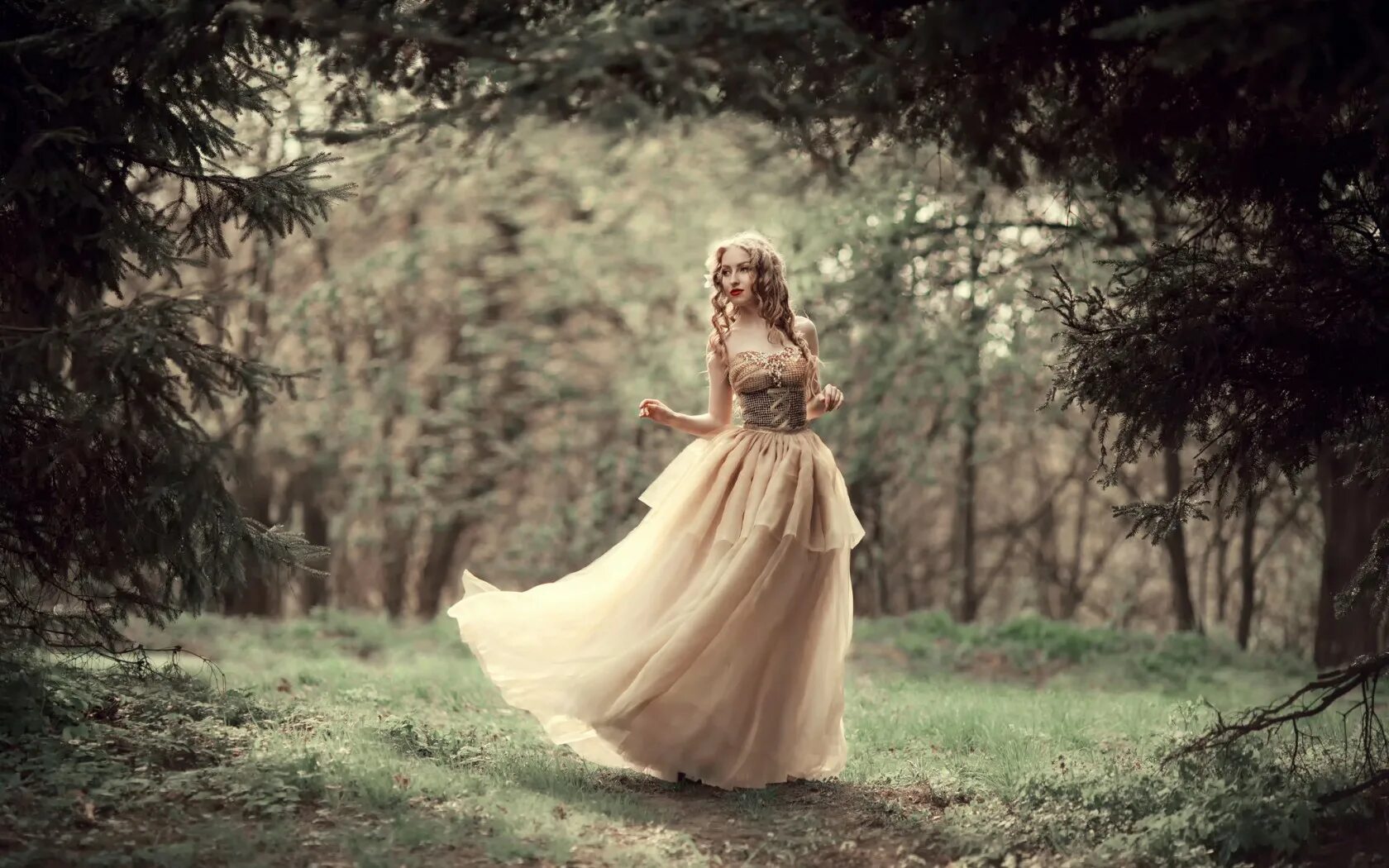 Красивые платья для девушек длинные. Девочка в бежевом платье давай сбежим. Рыжая девушка в длинном платье. Невеста убегает. Скоробогатова жанна.