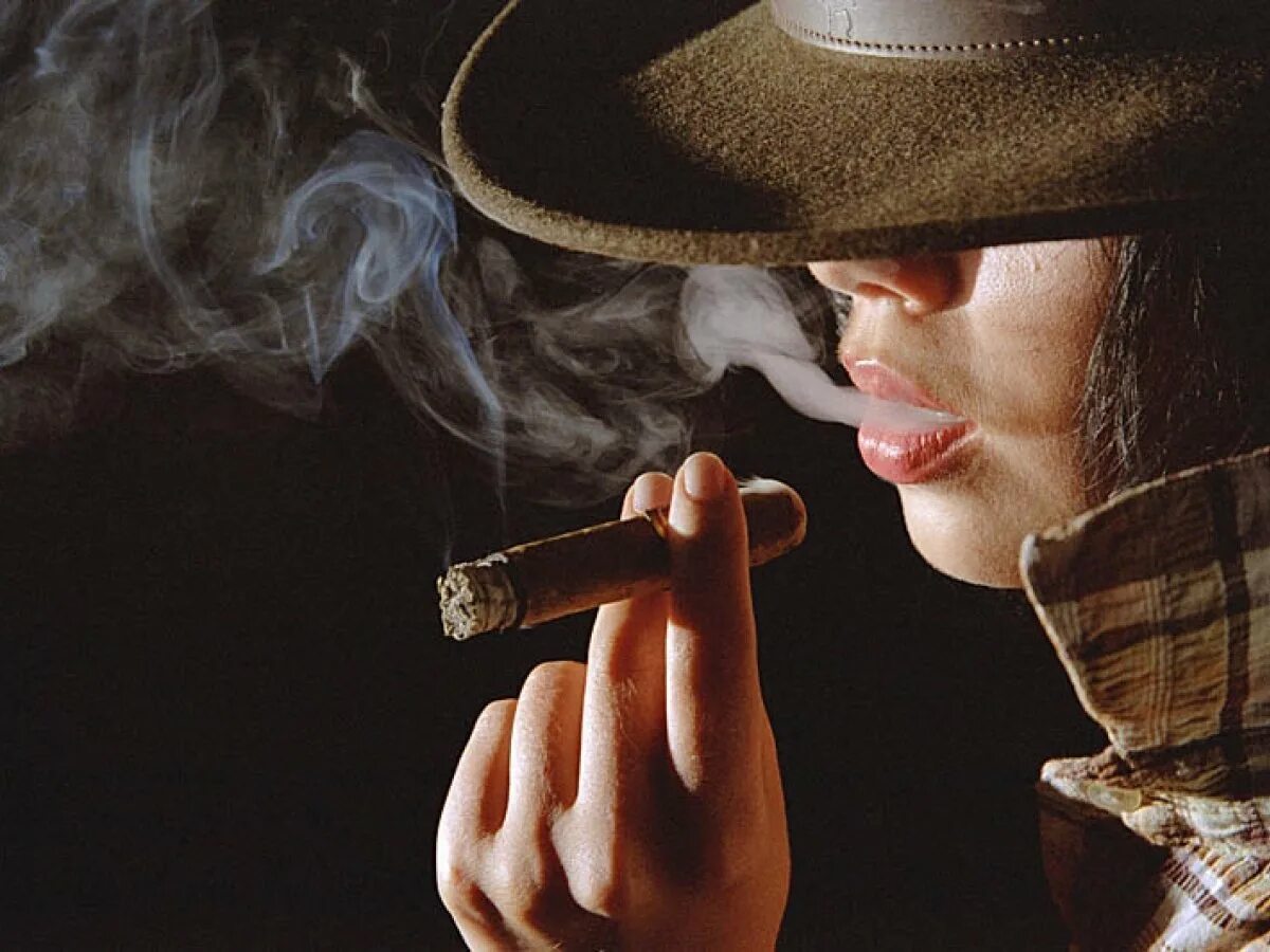 Дама с сигарой. Женщина с сигарой. Женщина в шляпе с сигаретой. Дама в шляпе с сигарой. Виски шляпа