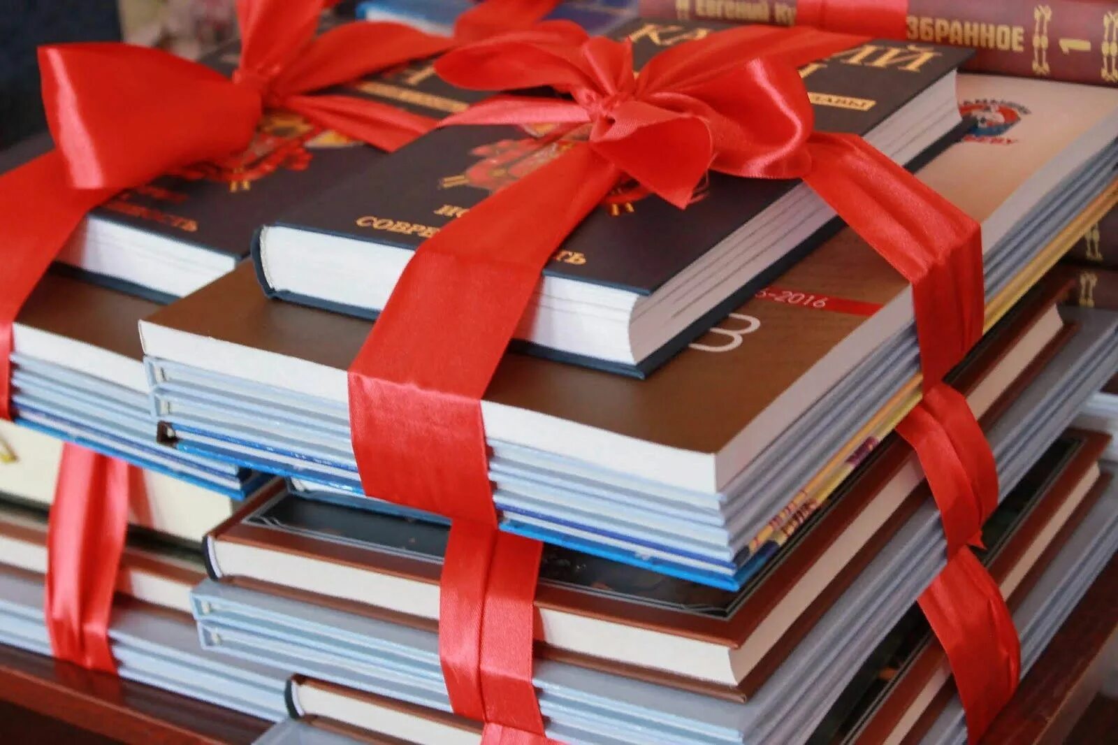 Подарить интересную книгу. Книга в подарок. подарок библиотеке. дарит книгу. подарить книгу.