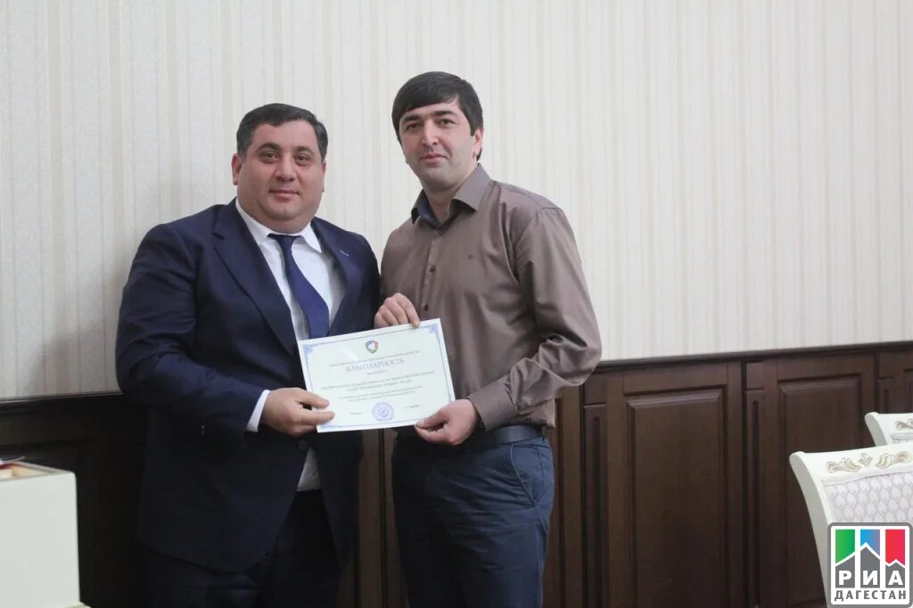 Узнай сколько людей носят фамилию Алиризаев