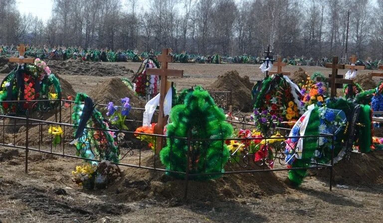 Можно ли убираться в родительский день. Кладбище в Сибири. Венок на кладбище. Венки на могилу. Кладбищенский веночек.