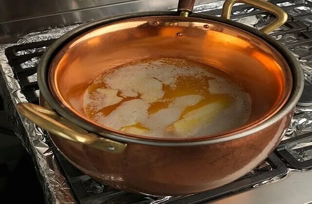 Топленое кипящее масло для приготовления пищи. Водяная баня для масла. Готовка в духовке на водяной бане. Топленое масло в кастрюле. Сливочное масло на водяной бане.