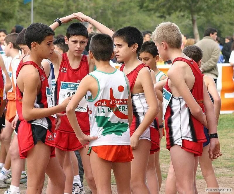 Клуб любителей шорт in shorts. Boys in short shorts на стадионе.