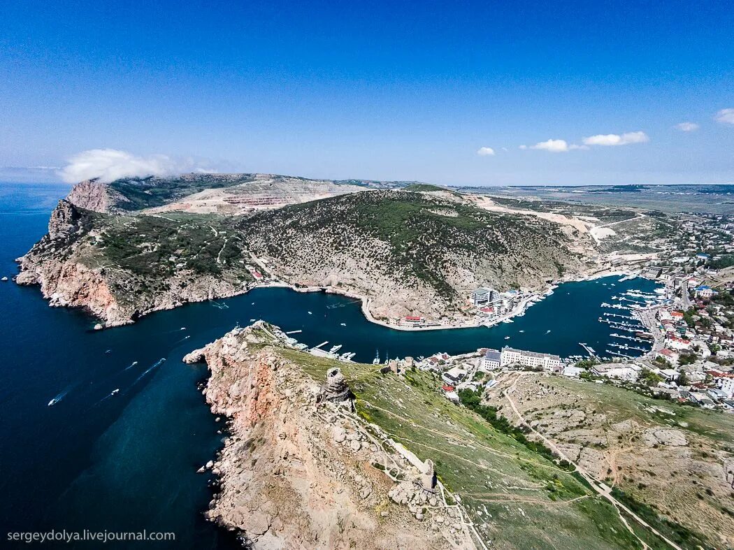 Бухта Балаклава в Крыму. Крымский полуостров Балаклава. Балаклавская бухта Севастополь. Балаклава с высоты птичьего полета.