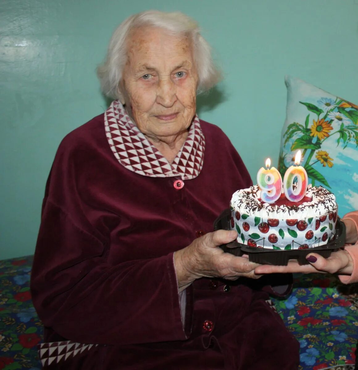 Подарок бабушке. Торт на 90 лет бабушке. Торт бабуле на 80 лет. Торт для бабушки на день рождения 90 лет. Моя бабушка родилась