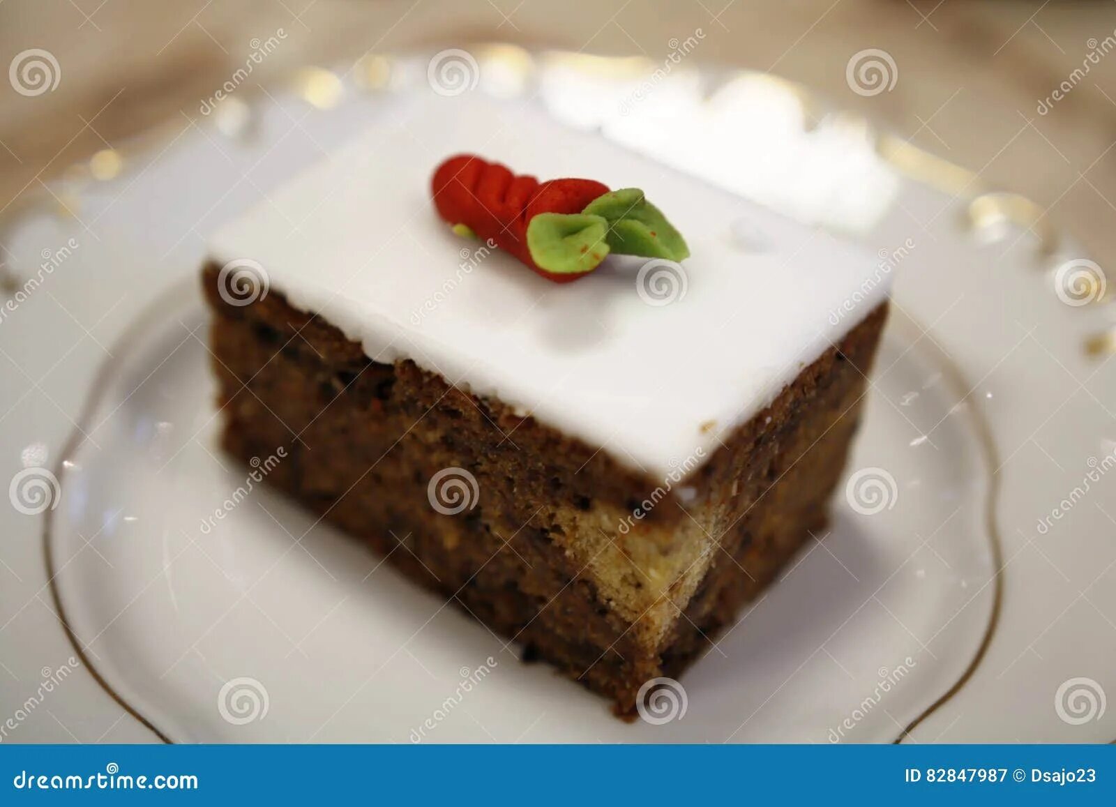 Кусок торта 100 грамм. Вес кусочка торта. Кусочек торта весит. Калорийность тортика. Кусочек тортика с белым верхом.