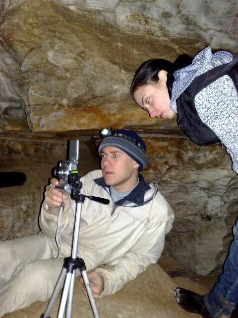 спелеологи в пещере. спелеотуризм туризм в крыму. пещеры спелеология. денисова пещера человек денисовец. группа студентов в пещере.