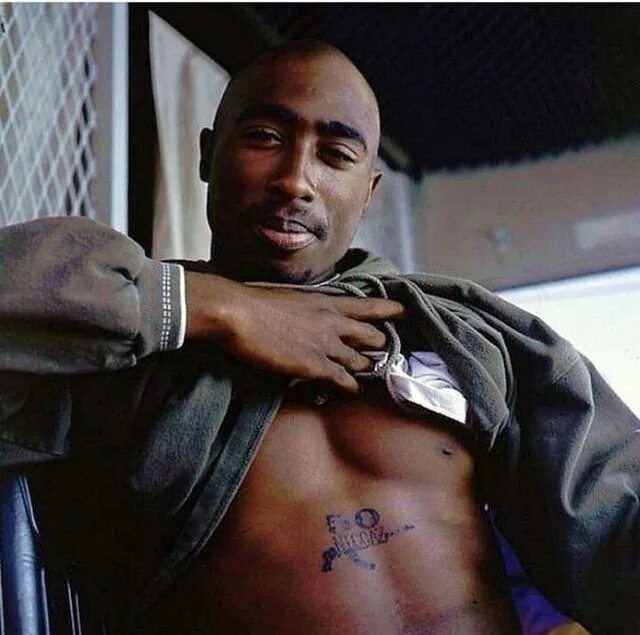 2pac shiza. 2pac шакур. тату 2pac шакура. 2pac 1994. тупак амару шакур.