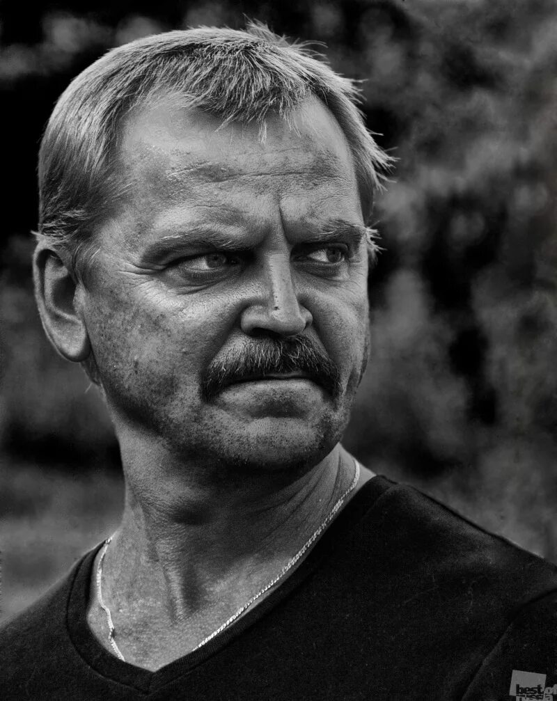 хмурый человек. портреты людей фото. хмурое лицо. хмурое лицо. хмурый человек.