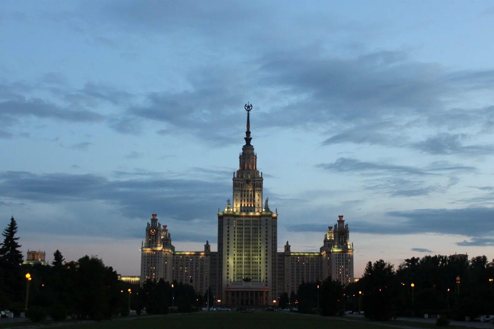 Мгу район москвы. Воробьёвы горы МГУ. Сталинский Ампир МГУ. Парк МГУ на Воробьевых горах. Комплекс зданий МГУ на Воробьевых горах.