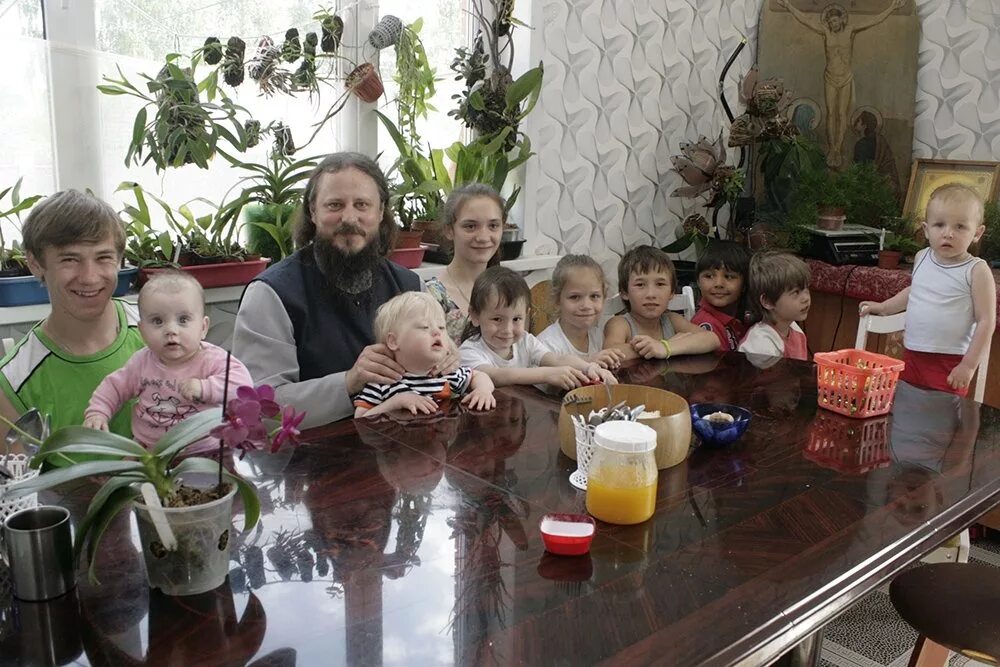 Отец 17 детей. Отец Стефан (Александр Канубриков). Священник Александр Канубриков. Отец Стефан Митино. Священник с приемными детьми.